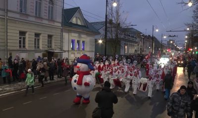 По Рыбинску прошли 2020 Дедов Морозов: самые яркие моменты «НаШествия»