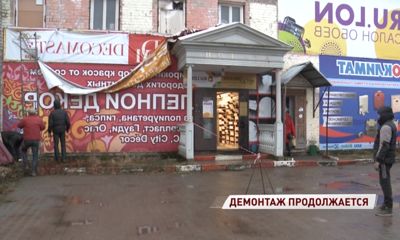 На Вспольинском поле демонтировали незаконную рекламу