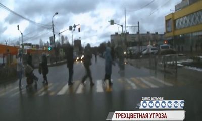 ВИДЕО: на Труфанова светофор едва не пробил голову женщине