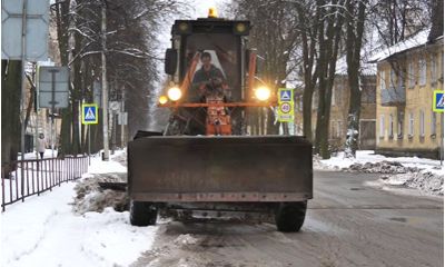 50 машин и 100 рабочих очищали город от снега минувшей ночью