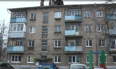 Вышел, попал к соседу снизу: в ярославском доме разваливаются балконы