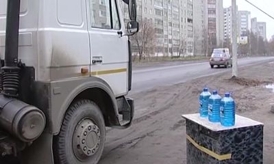 Лучше не экономить: специалисты рассказали, чем опасна купленная на дороге незамерзайка