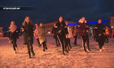 На центральной площади Углича прошел флешмоб «Засветись»