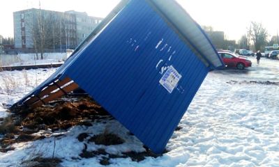 Сильный ветер снес остановку в Дядьково