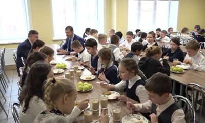 Эксперт из Бразилии оценил блинчики в школьных столовых Ярославля и захотел привезти рецепт на родину