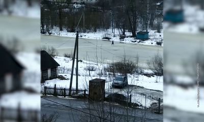 В Большом селе жители переходят реку по тонкому льду