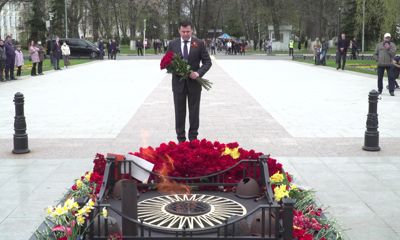 Дмитрий Миронов в День Победы почтил память погибших у Вечного огня