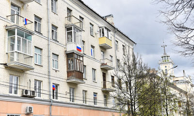 Тысячи российские флагов появились в окнах и на балконах ярославцев