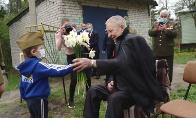 В День Победы ярославских ветеранов порадовали концертами и парадом техники прямо под окнами домов