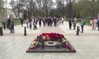 Депутаты облдумы возложили цветы к Вечному огню