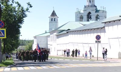 Ярославцы отпраздновали юбилей Победы звоном колоколов, гудками авто и песнями