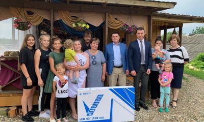 В Тутаеве победитель викторины “ЯрКонституция” отдал свой подарок многодетной семье