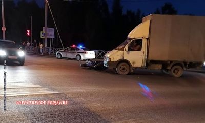 Под колесами небольшого грузовика пострадал мотоциклист