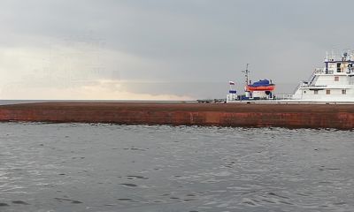 Пропавших членов экипажа перевернувшегося судна будут искать водолазы