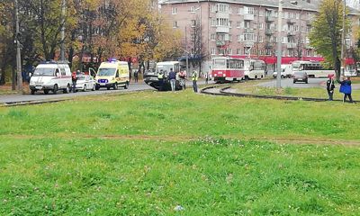 В Ярославле на трамвайном кольце перевернулся легковой автомобиль