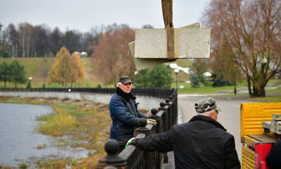 На Стрелке демонтируют мраморные плиты