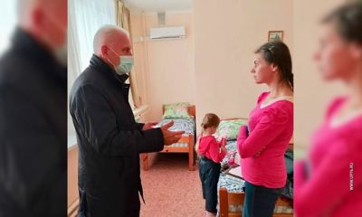 Мама с дочкой, жившие в подъезде, обрели временный приют