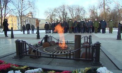 «Неизвестный — не значит забытый»: в Ярославле возложили цветы к мемориалу Вечного огня