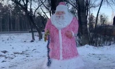 Двухметровый Дед Мороз украсил проспект Авиаторов