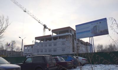 Во Фрунзенском районе продолжается строительство школы и детской поликлиники