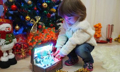 Подарок к Новому году: Владимир Путин семьям с детьми пообещал выплатить по пять тысяч рублей