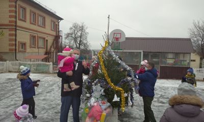 В Петровский детский дом привезли живую елку