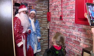 Волонтеры в костюмах Деда Мороза и Снегурочки развозят подарки по квартирам детей врачей