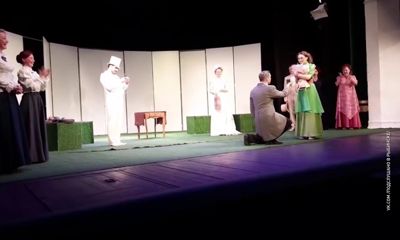 В Рыбинске актрисе сделали предложения прямо на сцене