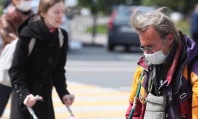 Не спешите снимать: вакцинировавшимся от коронавируса придется продолжать носить маски