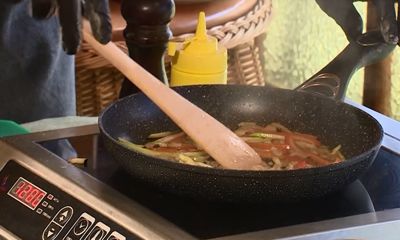 Утреннее шоу «Овсянка» от 15.02.21: о правильном восстановлении после родов и приготовлении свинины с овощами в тесте