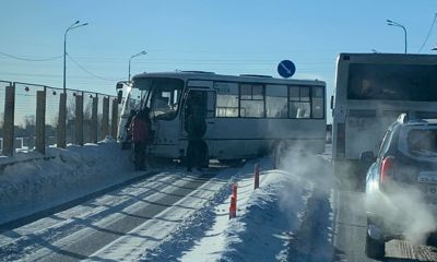 В Ярославле на Добрынинском мосту маршрутку развернуло поперек дороги