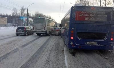 ДТП с участием двух легковушек, маршрутки и автобуса остановило движение из Дзержинского района