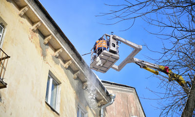 В Ярославле коммунальщики активно занимаются очисткой крыш от снега и льда