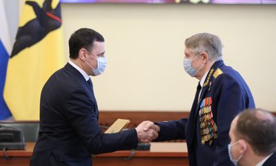 В преддверии Дня защитника Отечества Дмитрий Миронов наградил военнослужащих