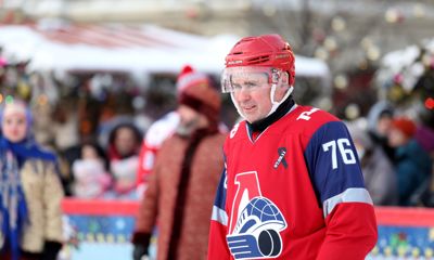В праздничные выходные Дмитрий Миронов в Москве сыграл в хоккей с ветеранами «Локомотива»