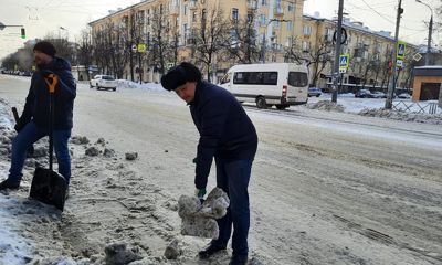 Волонтеры и депутаты очистили тротуары и остановки на улице Свободы от снега и льда