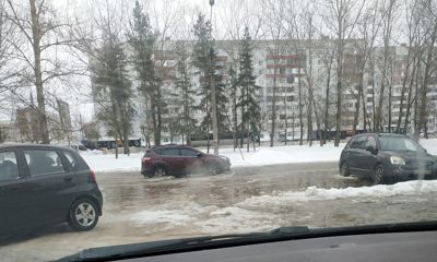В Дзержинском районе Ярославле затопило дублер Ленинградского проспекта