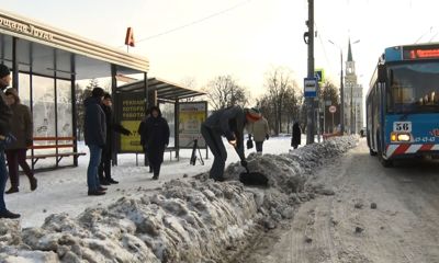 Взялись за лопаты: в Ярославле депутаты разгребали от снега центр города