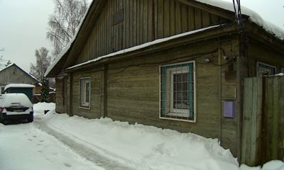 Без санузла и с тазиком вместо душа: ярославцы выживают в доме, «угрожающем жизни»
