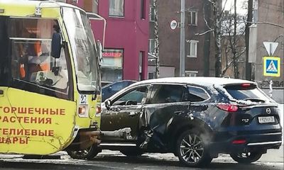 На Пятерке трамвай протаранил легковушку