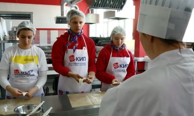 В Ярославском колледже индустрии питания школьники примерили на себя несколько профессий