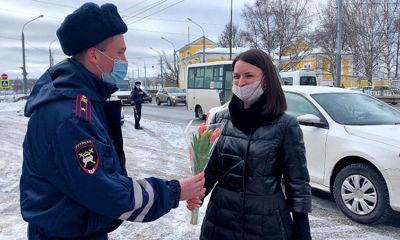 В Ярославле сотрудники ГИБДД останавливали автоледи и дарили им цветы