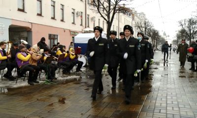 На главной пешеходной улице Ярославля девушкам дарили цветы