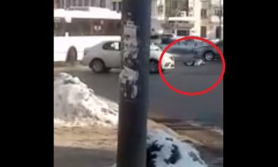 В центре Ярославля женщина легла посреди оживленного перекрестка