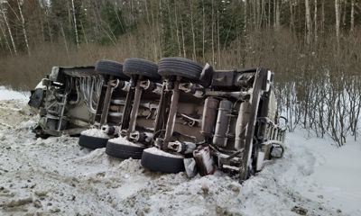 На трассе в Ярославской области опрокинулся большегруз