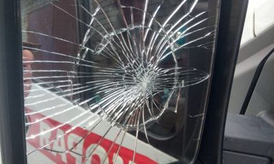 В ярославском дворе гулявший с собакой мужчина изуродовал автомобиль скорой помощи