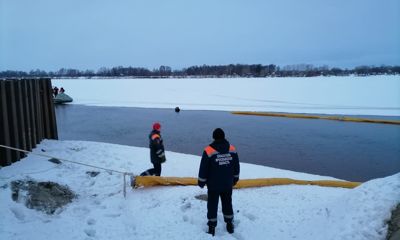 На месте обнаружения масляных пятен на Волге установили боновые заграждения