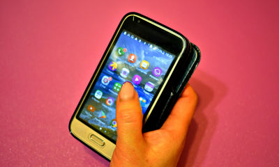 В департаменте образования рассказали, можно ли пользоваться телефонами в школах