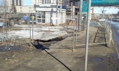 У автовокзала в Ярославле провалился асфальт: после сообщений в соцсетях на место выехали специалисты