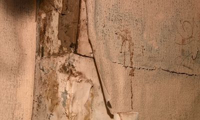 Без электричества и под звон капель: ветеран труда в Ярославле выживает в квартире с протекающей крышей